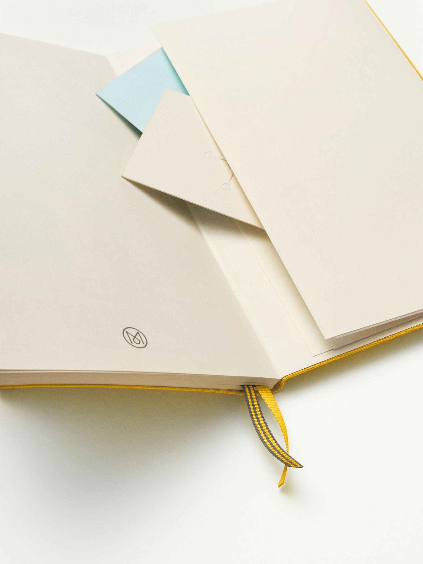 Hardcover Notebook Monocle, Dotted grid, B5, Yellow